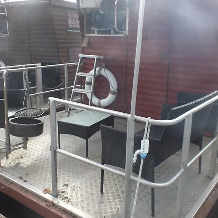 Botel Kleines Hausboot - Ideal Fuer Ihren Angelurlaub! Lychen